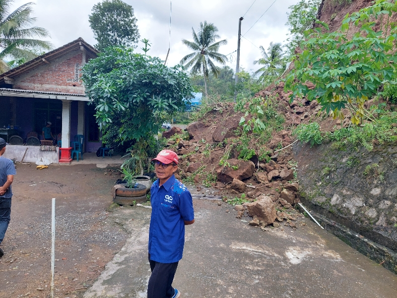 KERJA BAKTI: Warga mulai memindahkan batu kecil sebelum adanya alat berat.