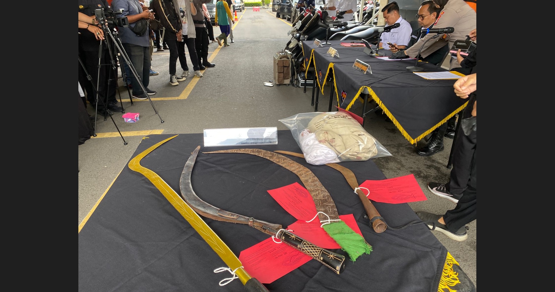 Jumpa pers kasus secara bersama-sama melakukan kekerasan terhadap orang atau barang dan atau senjata tajam di Mapolda DIY, Senin, (22/1/2024).