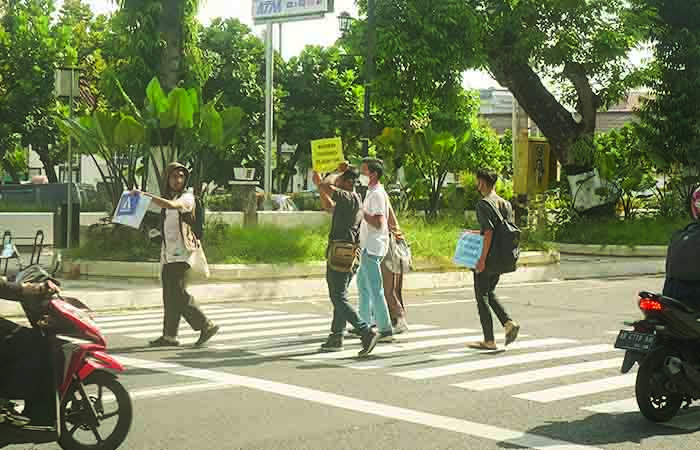 Nyeberang di Zebra Cross, Diklakson Marah