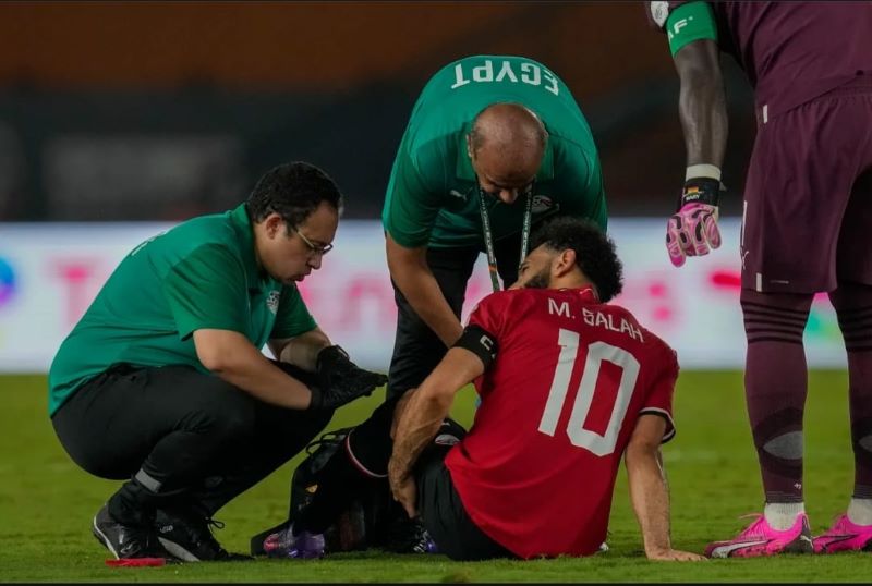 Mohamed Salah mendapat cedera hamstring saat membela Mesir menghadapi Ghana (credit: AP)