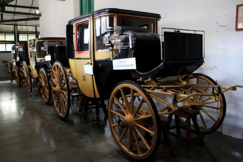 Kereta Kyai Garuda Paksa yang masih digunakan untuk acara penobatan Sultan di Museum Kereta Keraton Yogyakarta.
