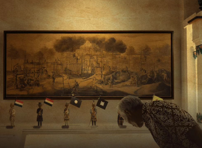 Seorang pengunjung sedabng menikmati koleksi Diorama Arsip Jogja.