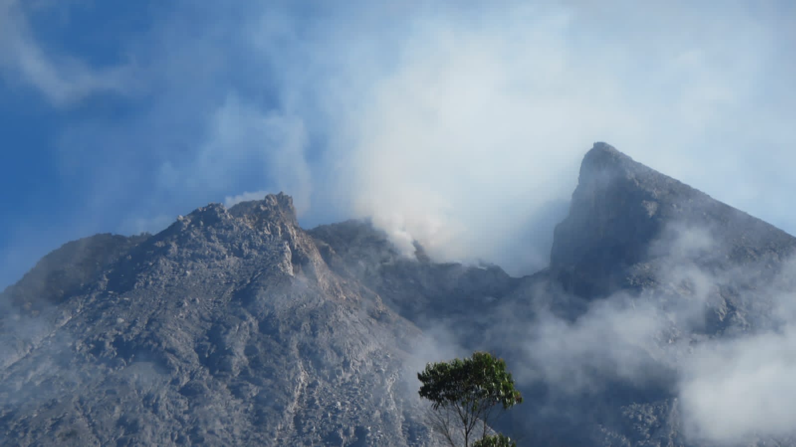 Puncak Gunung Merapi setalah erupsi di 2010
