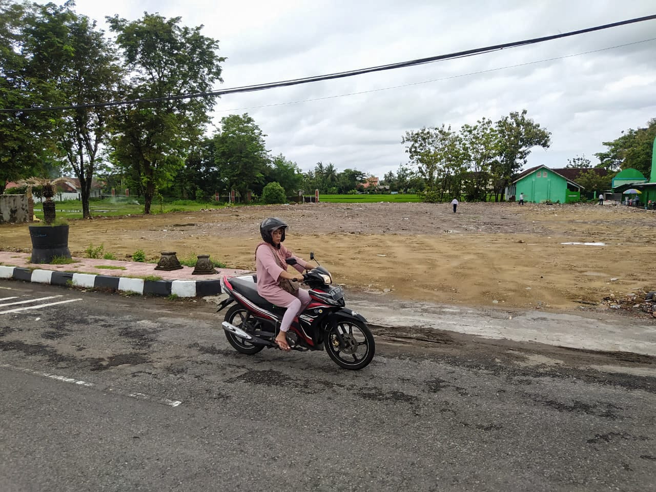 PINDAH: Warga melintas di lahan bekas kantor Satpol PP Bantul di Jalan Gajah Mada, Bantul, Selasa (23/1).
