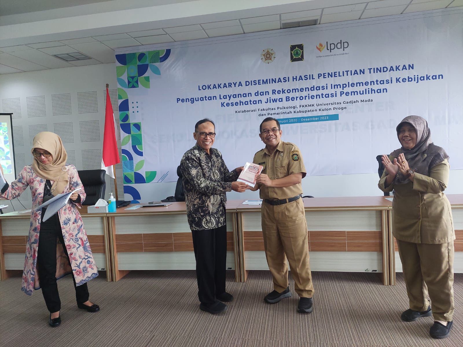 SEVISI: enyerahan modul hasil penelitian dari peneliti utama Prof Subandi kepada Sekretaris Daerah Kulon Progo Triyono di Gedung FRC Universitas Gadjah Mada Selasa (23/1).