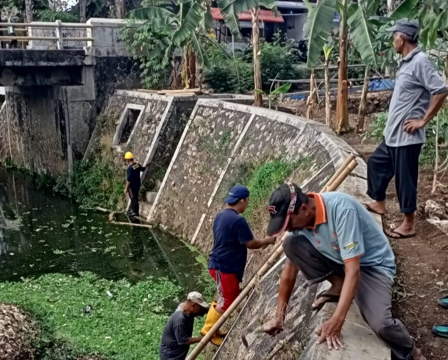 MITIGASI: Gotong royong warga melakukan pembersihan sungai di Kepek, Wonosari, Gunungkidul.