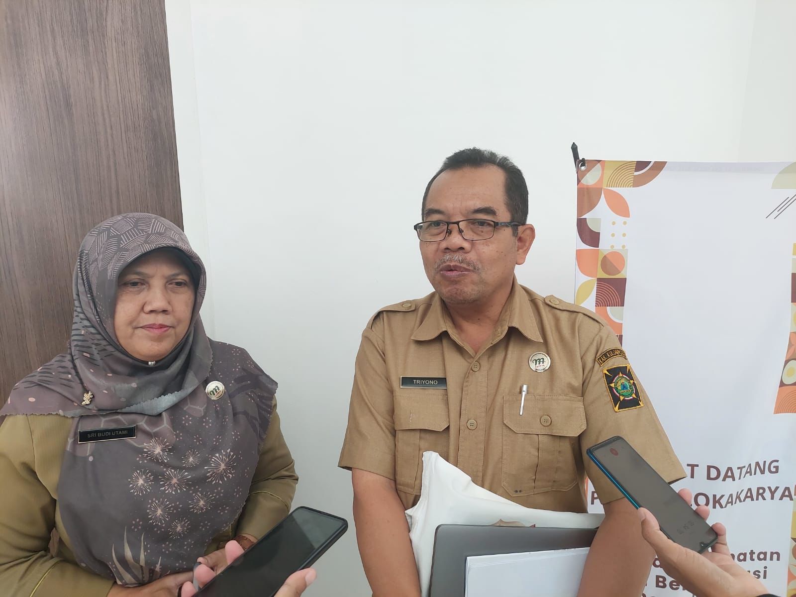FOKUS: Sekretaris Daerah Kabupaten Kulon Progo Triyono (kanan) dan Kepala Dinas Kesehatan Kabupaten Kulon Progo Sri Budi Utami.