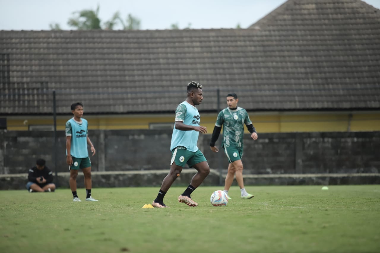 SEMANGAT: Pemain PSS Sleman saat menjalani latihan rutin di Lapangan Pakembinangun, Sleman, Selasa (23/1).