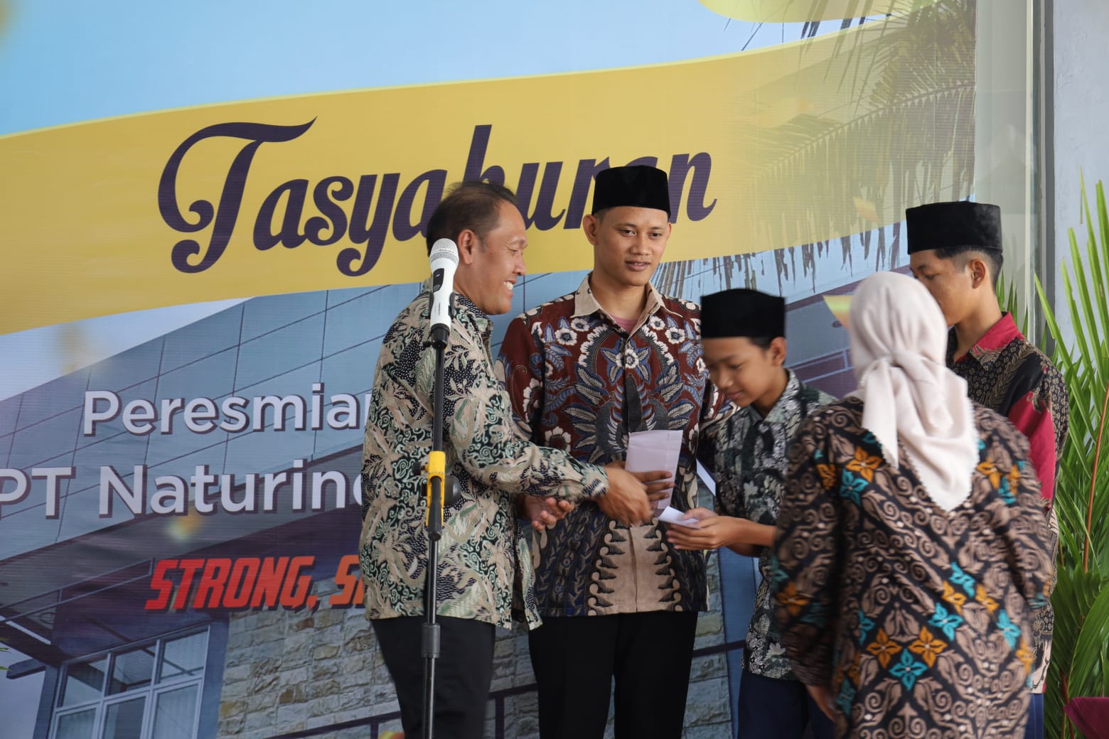 MANFAAT: Tasyakuran kantor PT Naturindo Surya Niaga di Ring Road Barat Yogyakarta.
