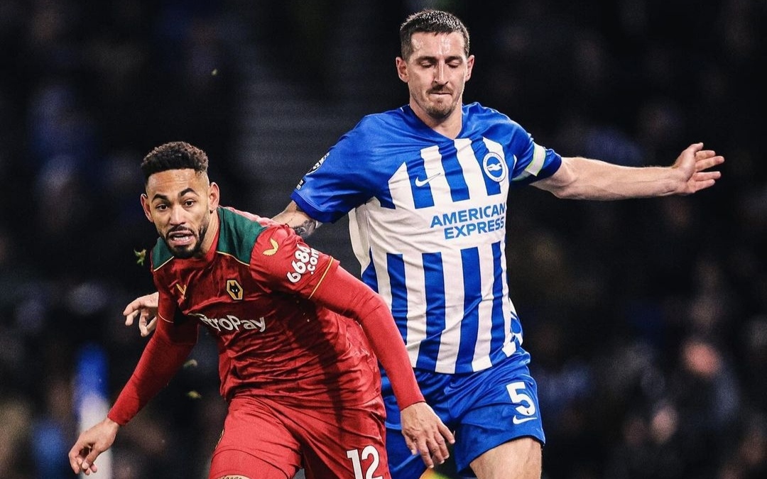 Matheus Cunha coba kuasai bola dari Lewis Dunk (ig wolves)