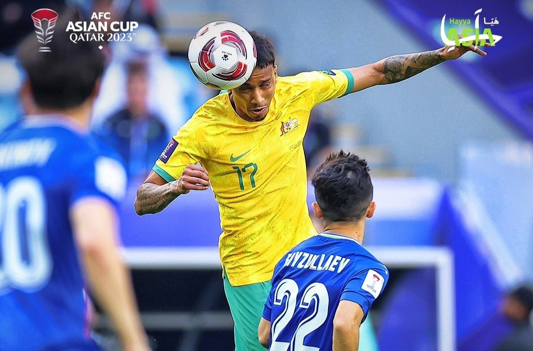 KETAT: Perebutan bola antara pemain Australia dan Uzbekistan dalam matchday ketiga grub B Piala Asia 2023 (qatar2023)