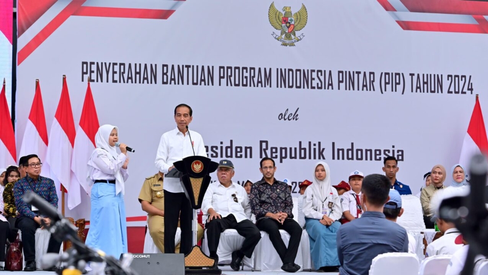 BELAJAR: Penyerahan Bantuan Program Indonesia Pintar (PIP) tahun 2024 di Lapangan Tenis Moncer Serius, GOR Samapta, Kota Magelang, Jawa Tengah, pada Senin (22/1/2024).