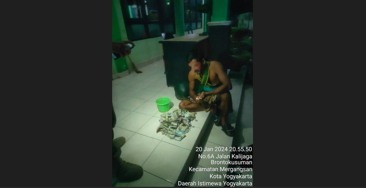 Seorang pengemis di Jalan Veteran Jogja, diamankan petugas, Senin 22 Januari 2024. Ternyata dia penghasilannya jutaan dalam sebulan.