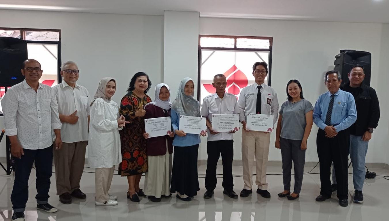 PEDULI - Penyerahan beasiswa dari Yayasan Keluarga Padmanaba tahun ini.