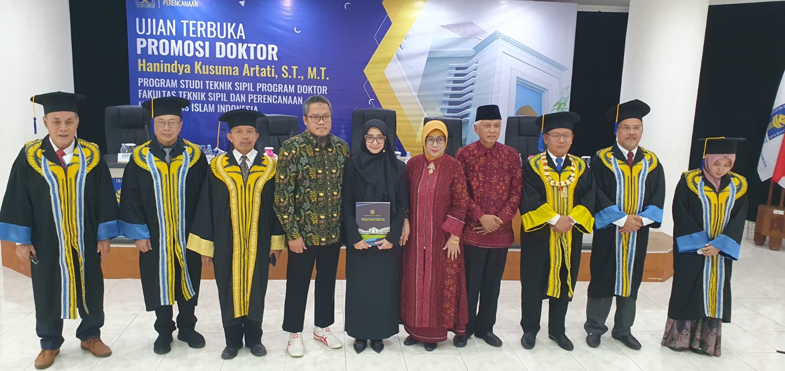 SELAMAT - Sidang terbuka program doktor Teknik Sipil Universitas Islam Indonesia (UII) di Ruang Auditorium Fakultas Teknik Sipil dan Perencanaan (lantai 3) Gedung KH. Moh. Natsir Jl. Kaliurang Selasa.