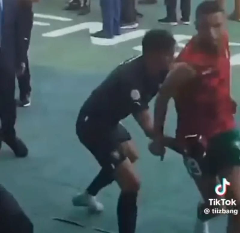Youssefe En-Nesyri ditahan Yassine Bounou ketika ingin mengejar Chancel Mbemba (tiktok @tiizbang)