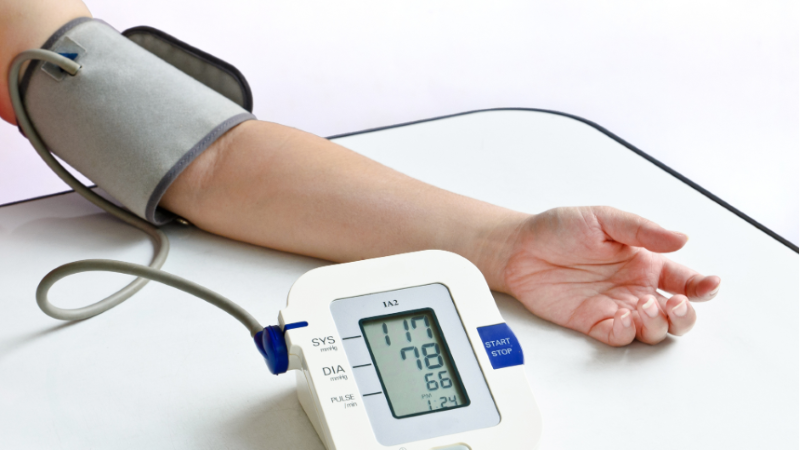 Ilustrasi seseorang sedang mengecek tensi darah.