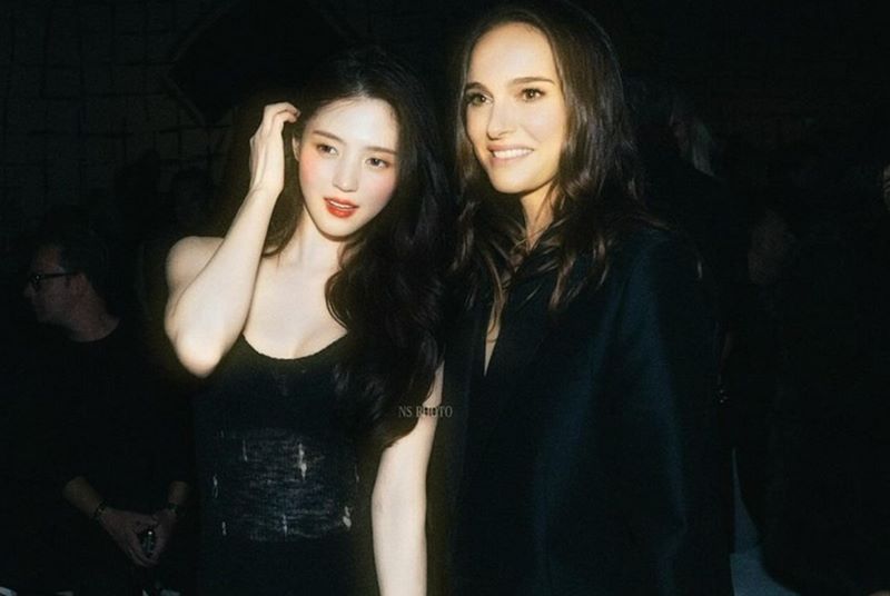 Han So Hee Jumpa Natalie Portman di Paris Fashion Week.