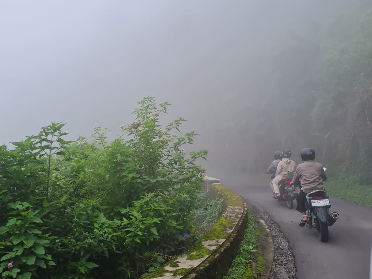 KABUT TEBAL: Suasana jalan di Gunung Telomoyo saat terjadi kabut tebal. Beberapa hari ini, jalur masuk ke destinasi wisata itu ditutup karena cuaca ekstrem.