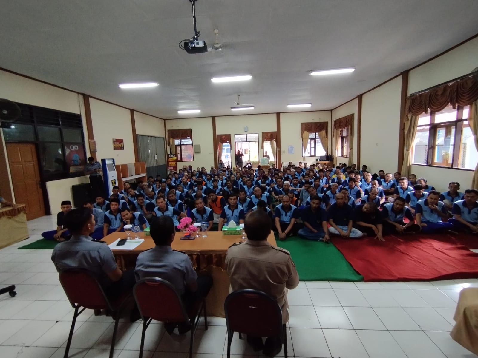 Suasana sosialisasi dan simulasi pemilu oleh KPU Kabupaten Purworejo kepada warga binaan pemasyarakatan (WBP) Rutan Purworejo, Selasa (23/1).
