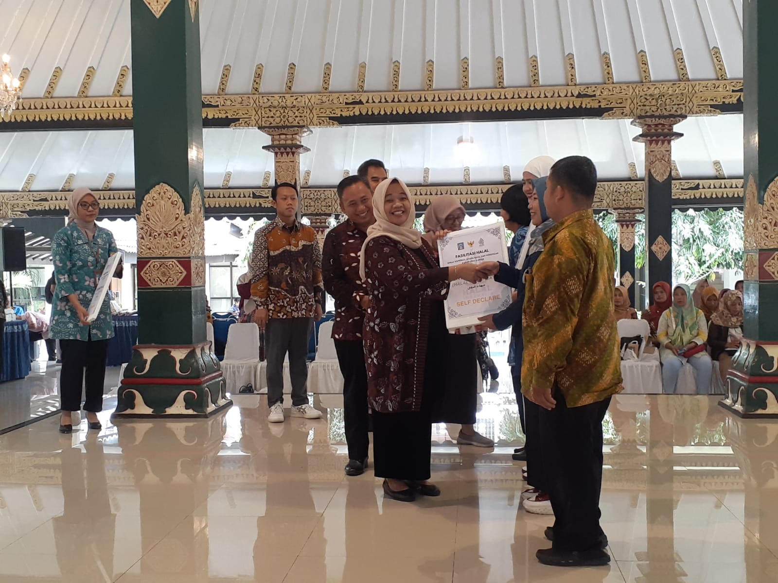NAIK KELAS: Bupati Kustini Sri Purnomo saat memberikan sertifikat halal gratis kepada pelaku usaha di Pendopo Parasamya Pemkab Sleman, Rabu (24/1).