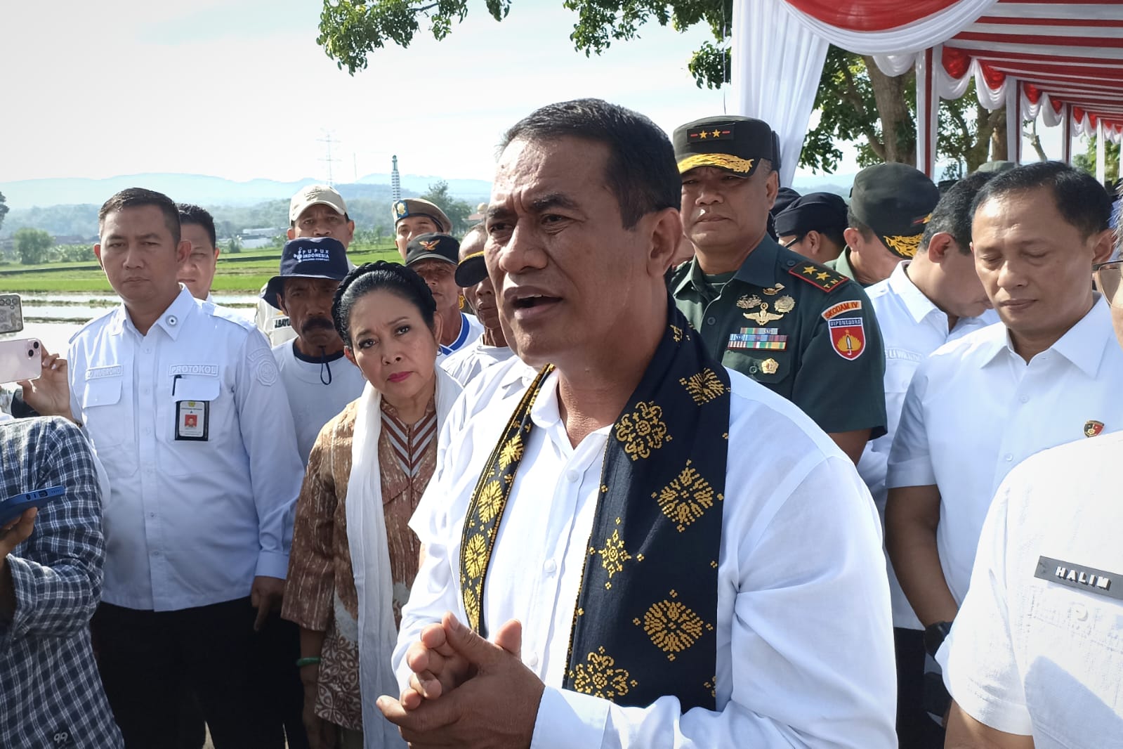 SEJAHTERA: Menteri Pertanian Andi Amran Sulaiman usai meninjau aktivitas tanam padi di Padukuhan Blawong, Kalurahan Trimulyo, Jetis, Bantul, Rabu (24/1).