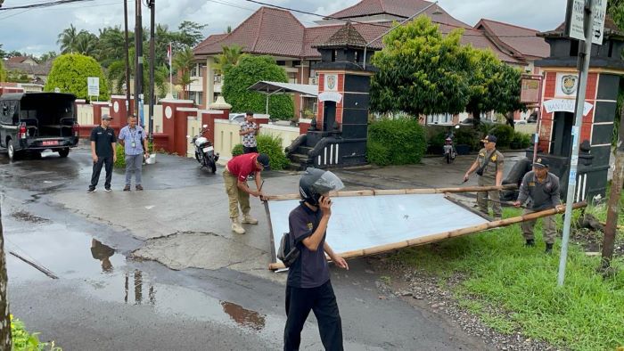 Bawaslu Purworejo serta Satpol PP dan Damkar Purworejo bersama panwaslu kecamatan dan panwaslu kelurahan atau desa (PKD) saat menertibkan APK yang melanggar aturan pada Selasa (23/1).