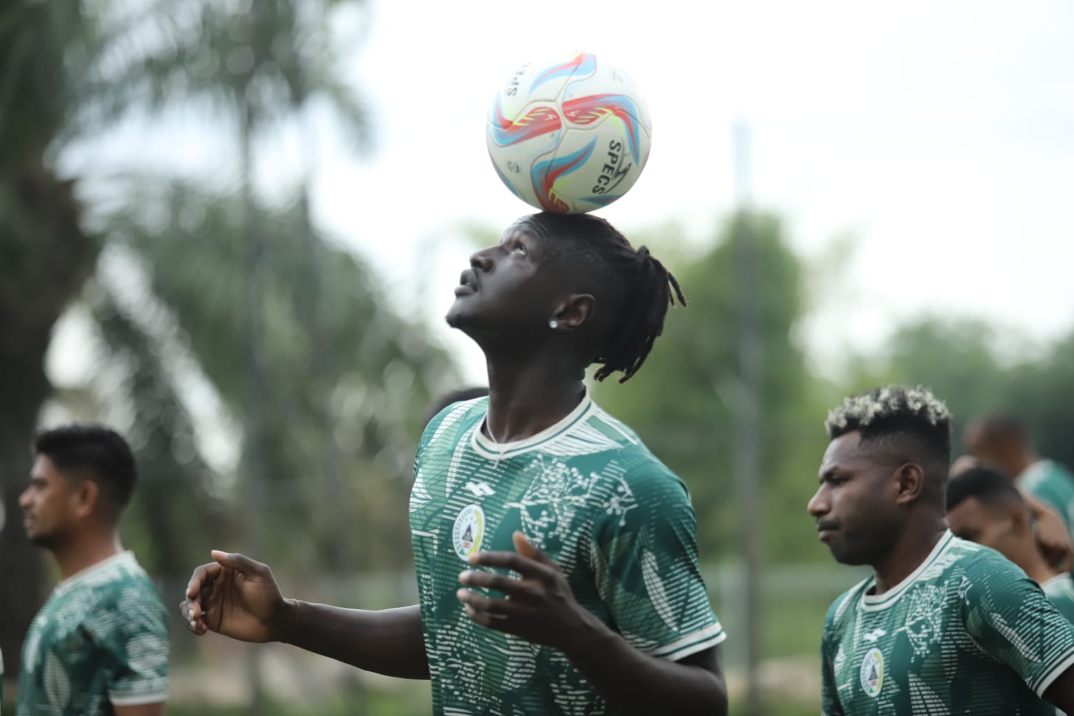 HEAD BALL: Striker asing baru PSS Sleman Ajak Riak saat latihan rutin bersama skuad tim Laskar Sembada di Lapangan Pakembinangun, Sleman.