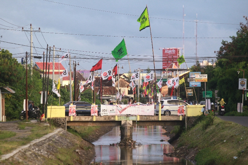 SEMARAK: Bendera sejumlah partai politik di Yogyakarta.