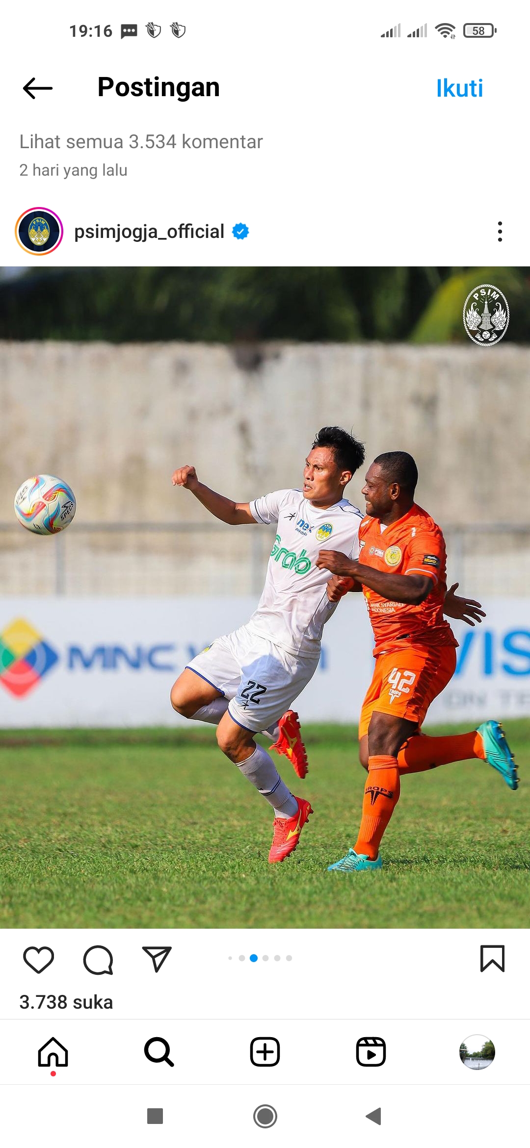KAWAL: Pemain PSIM Jogja saat menghafapi Persiraja Banda Aceh.