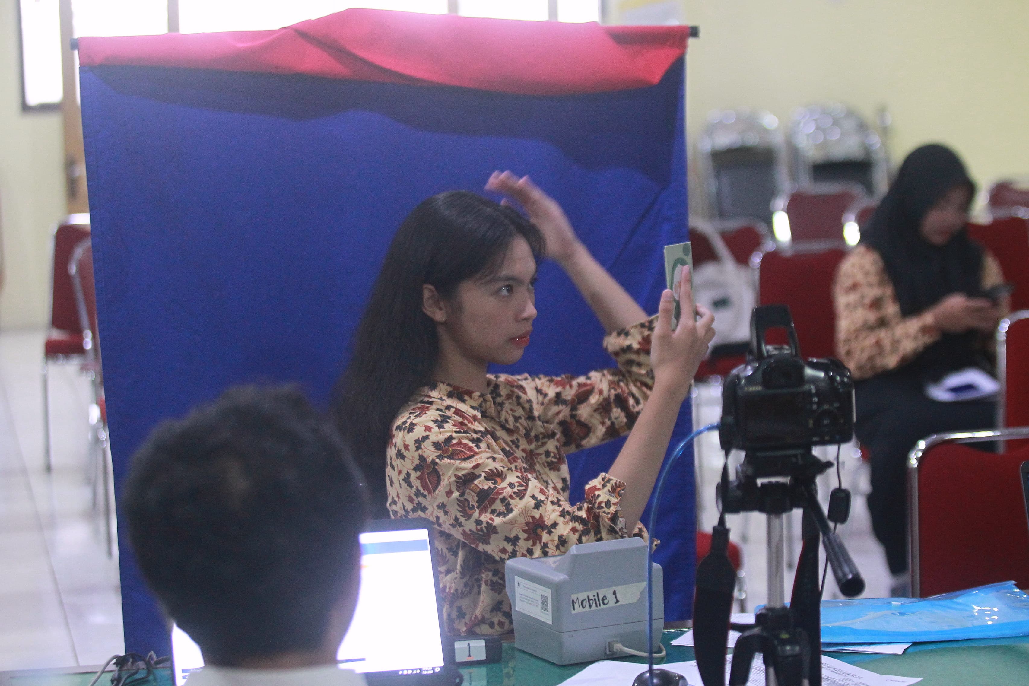 Seorang siswi berdandan sebelum melakukan perekaman Kartu Tanda Penduduk elektronik (KTP-el) di Balai Pendidikan Menengah, Kota Jogja, Rabu (24/1/2024).