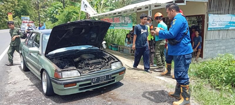 Mobil nyaris hangus terbakar di Jalan Jogja - Wonosari, Kamis (25/1) sekitar pukul 11.45 WIB.&nbsp;