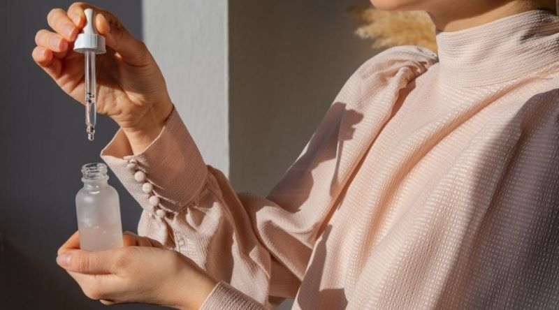 Ilustrasi serum retinol. Serum ini memiliki manfaat penting bagi kulit salah satunya mencegah penuaan dini.