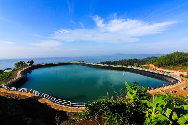 Embung Nglanggeran di Kabupaten Gunungkidul. Salah satu embung terpopuler di Daerah Istimewa Yogyakarta. Menghadirkan wisata danau dengan pemandangan pegunungan yang cocok untuk berburu sunset.