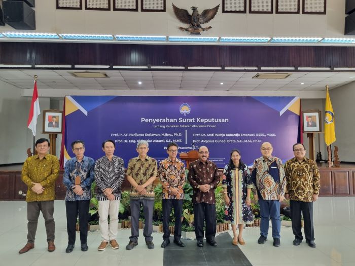 Sesi penyerahan surat keputusan dsn foto bersama lima dosen UAJY yang kini bergelar sebagai Guru Besar.