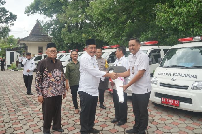 SIMBOLIS: Bupati Magelang Zaenal Arifin saat menyerahkan bantuan ambulance jenazah dan ambulan untuk kelurahan di Pendopo Rumah Dinas Bupati Magelang, Rabu (24/1)