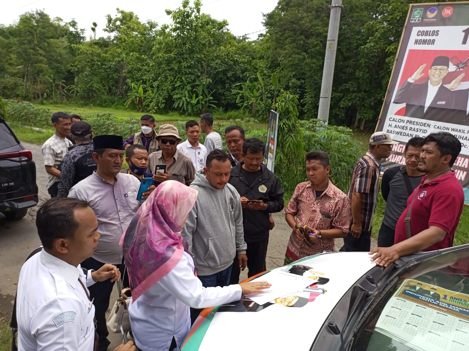 TAK TERIMA : Suasana tegang sempat mewarnai saat pemindahan baliho Prabowo-Gibran yang menutupi baliho Anies-Muhaimin di Desa Sumberadi, Kecamatan Kebumen, pada Rabu (24/1).  &nbsp;
