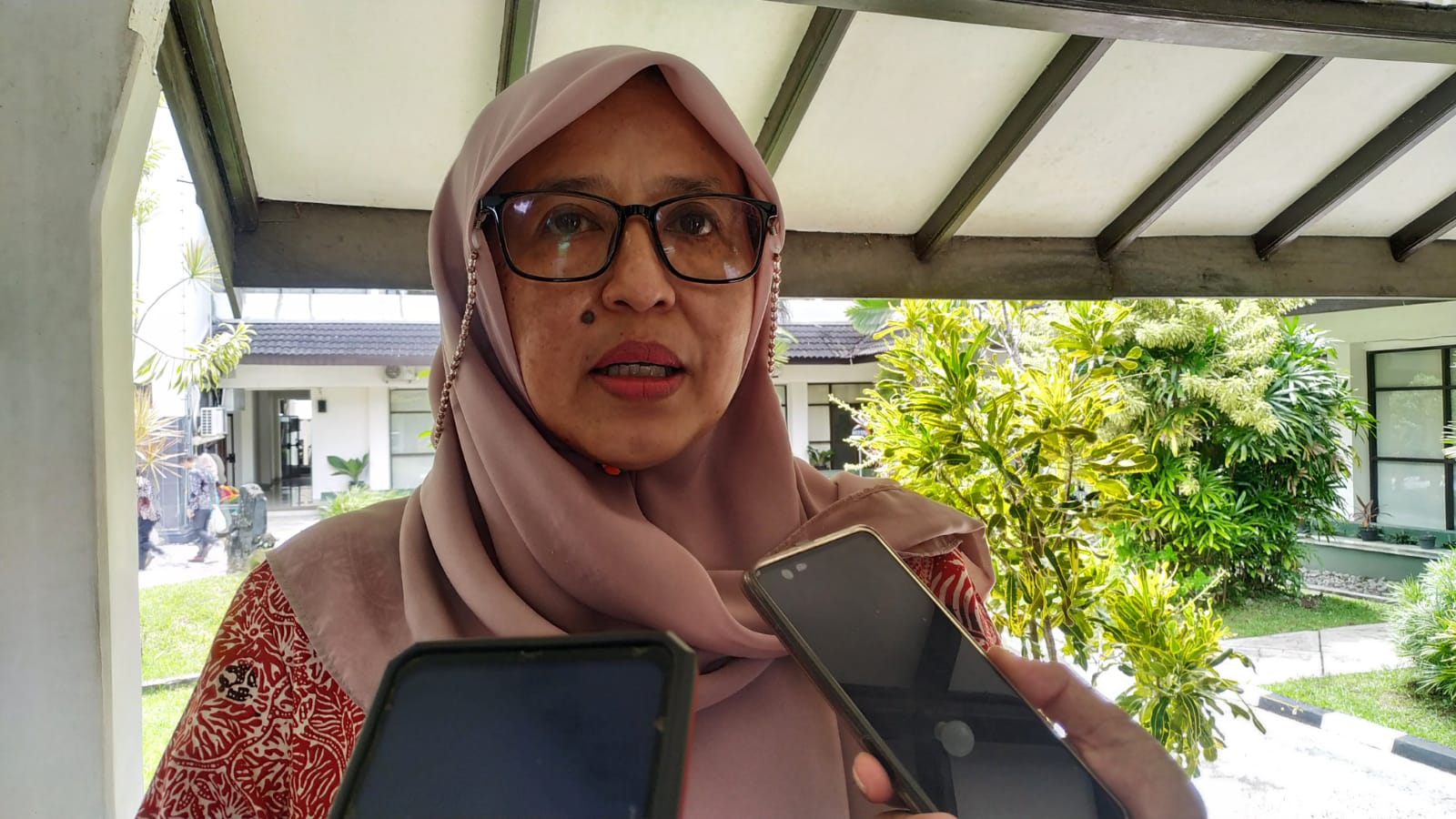 EKONOMI BARU: Sekretaris Dinas Perindustrian dan Perdagangan (Disperindag) Sleman Tina Hastani saat menyampaikan keterangannya tentang revitalisasi Pasar Godean.