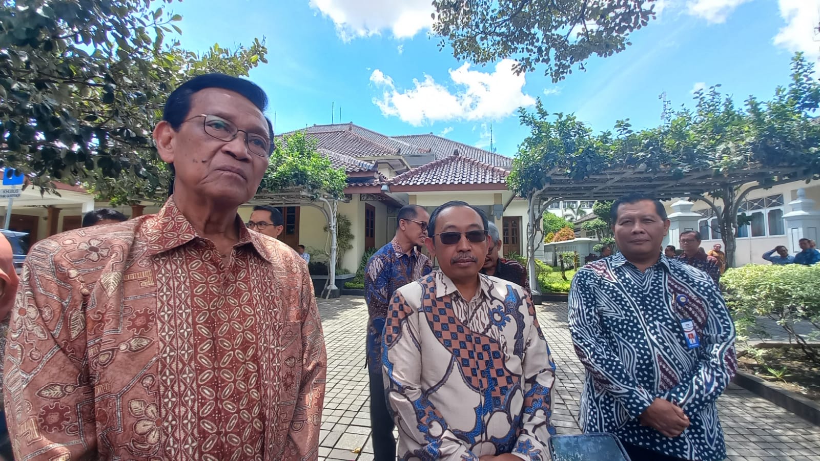MAJU: Gubernur DIY Hamengku Buwono X bersama Staf Ahli Menteri Bidang Penguatan Industri Dalam Negeri Kementerian Perindustrian RI Ignatius Warsito usai Rakordal Triwulan III.