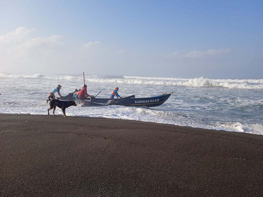 REZEKI: Aktivitas nelayan di Pantai Selatan Bantul.