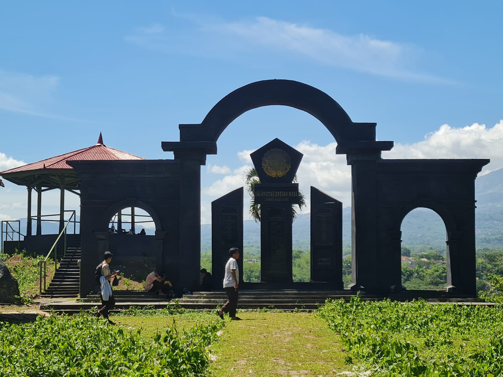 BANGUNAN LAWAS: Begini potret gedung bangunan UGM Cabang Magelang yang saat ini dipenuhi dengan semak belukar dan ilalang.