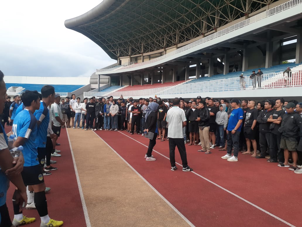 PROMOSI: Para suporter PSIM Jogja saat mendatangi latihan para penggawa Laskar Mataram di Stadion Mandala Krida, Jogja, Kamis (25/1).