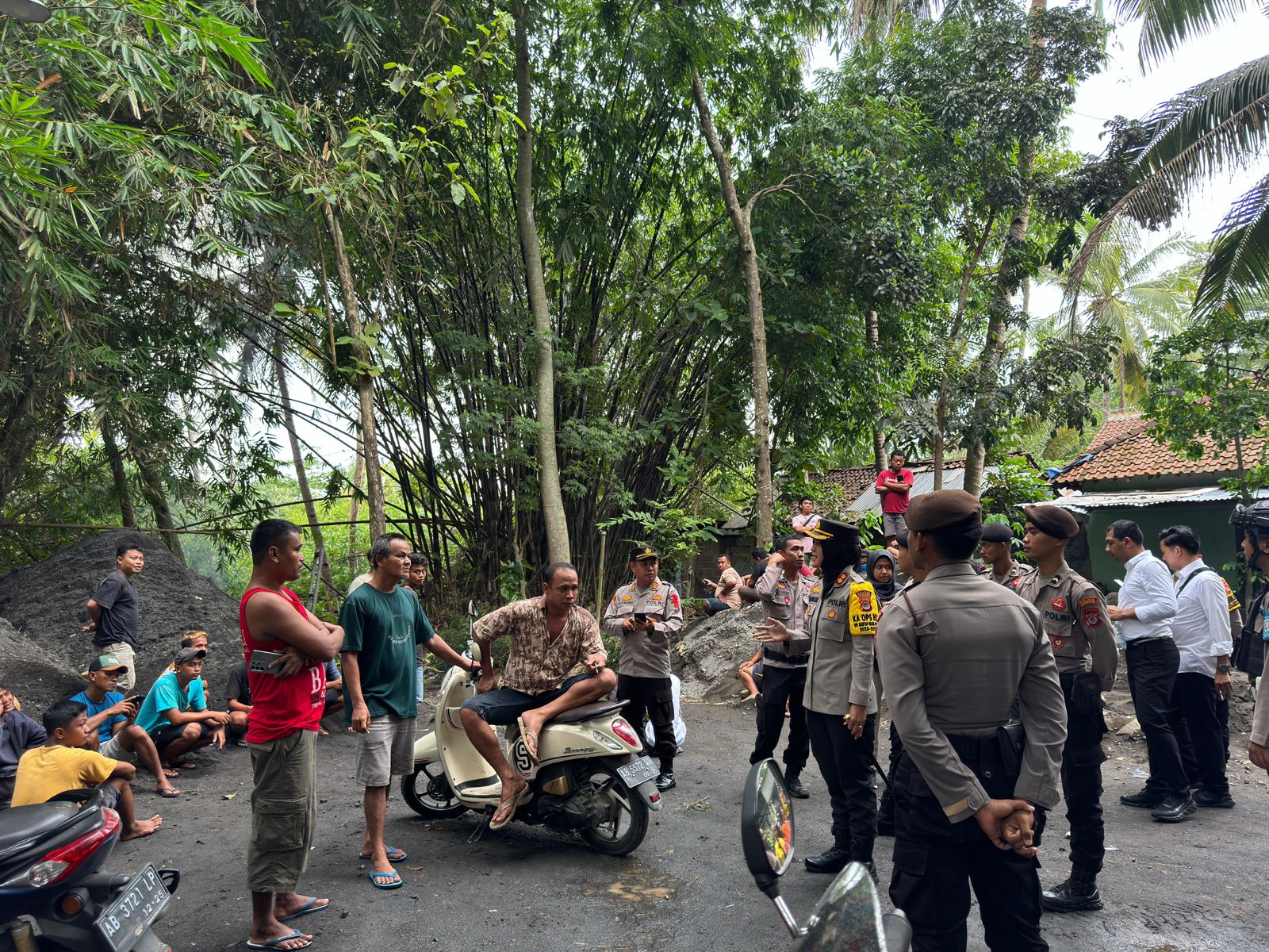 SEMENTARA: Suasana penertiban tambang pasir ilegal yang dilakukan tim Glgabungan Rabu (24/1).