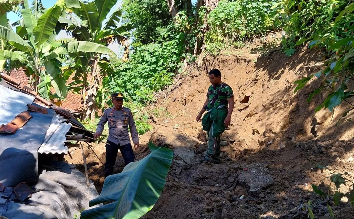 CEK KEADAAN: Anggota TNI dan Polri mendatangi rumah milik Sakur, 73, warga Desa Bojongsari, Kecamatan Alian yang tertimbun Longser.