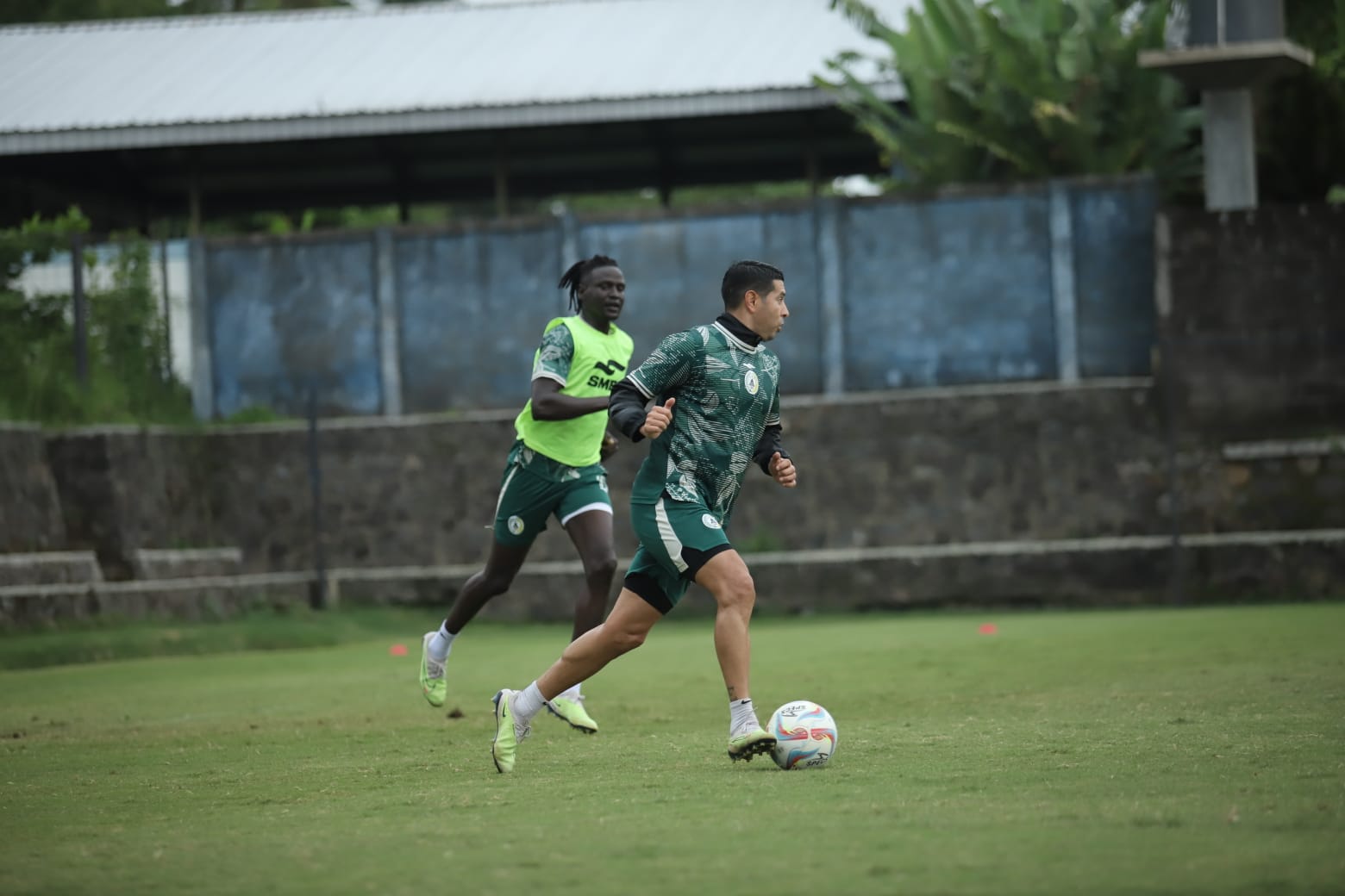 FISIK: Para pemain PSS Sleman saat melakoni latihan rutin di Lapangan Pakembinangun, Sleman.