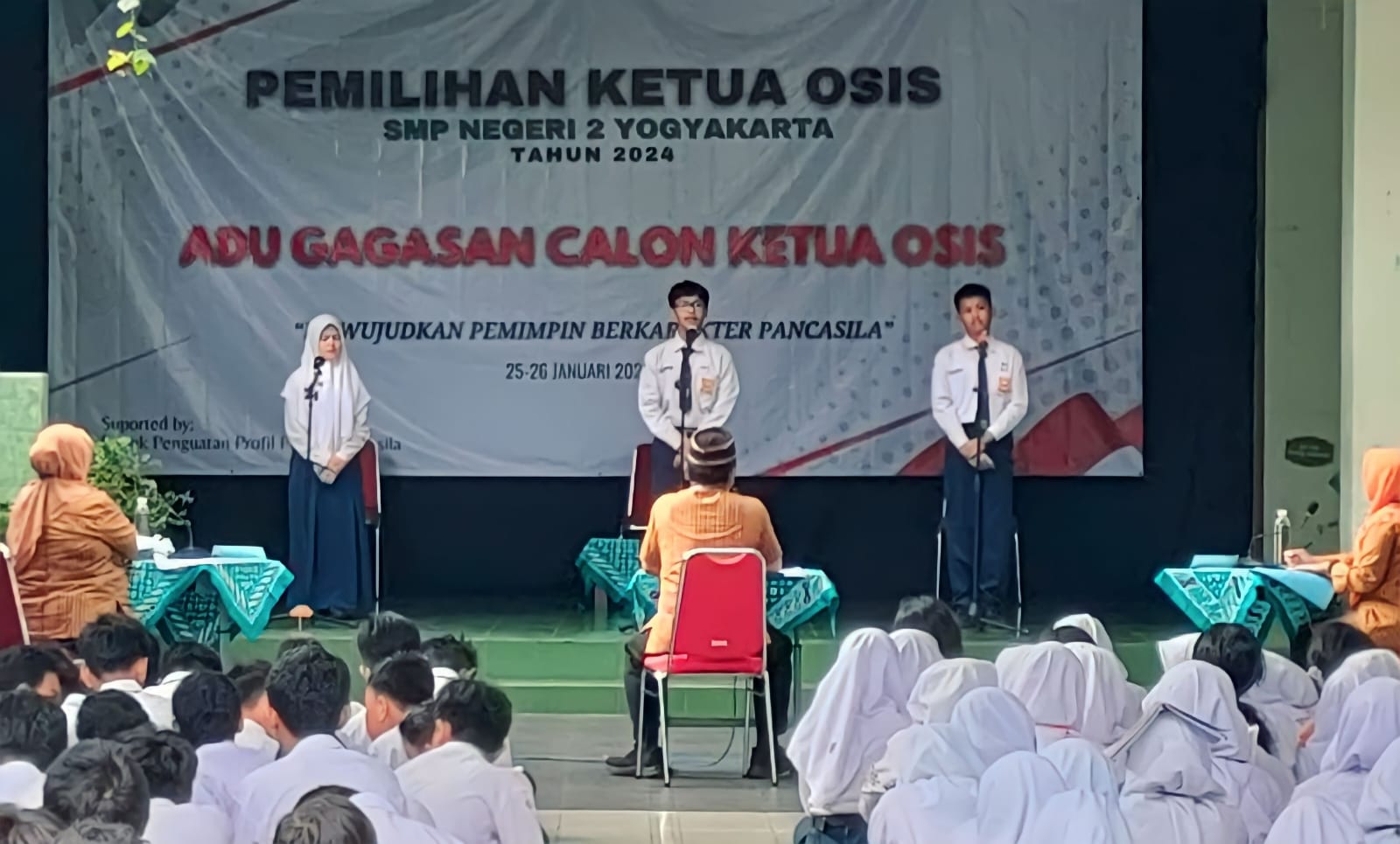 KONDUSIF - Tiga kandidat mengikuti agenda adu gagasan pemilihan calon Ketua Organisasi Siswa Intra Sekolah (OSIS) SMPN 2 Jogja Kamis (25/1/2024).
