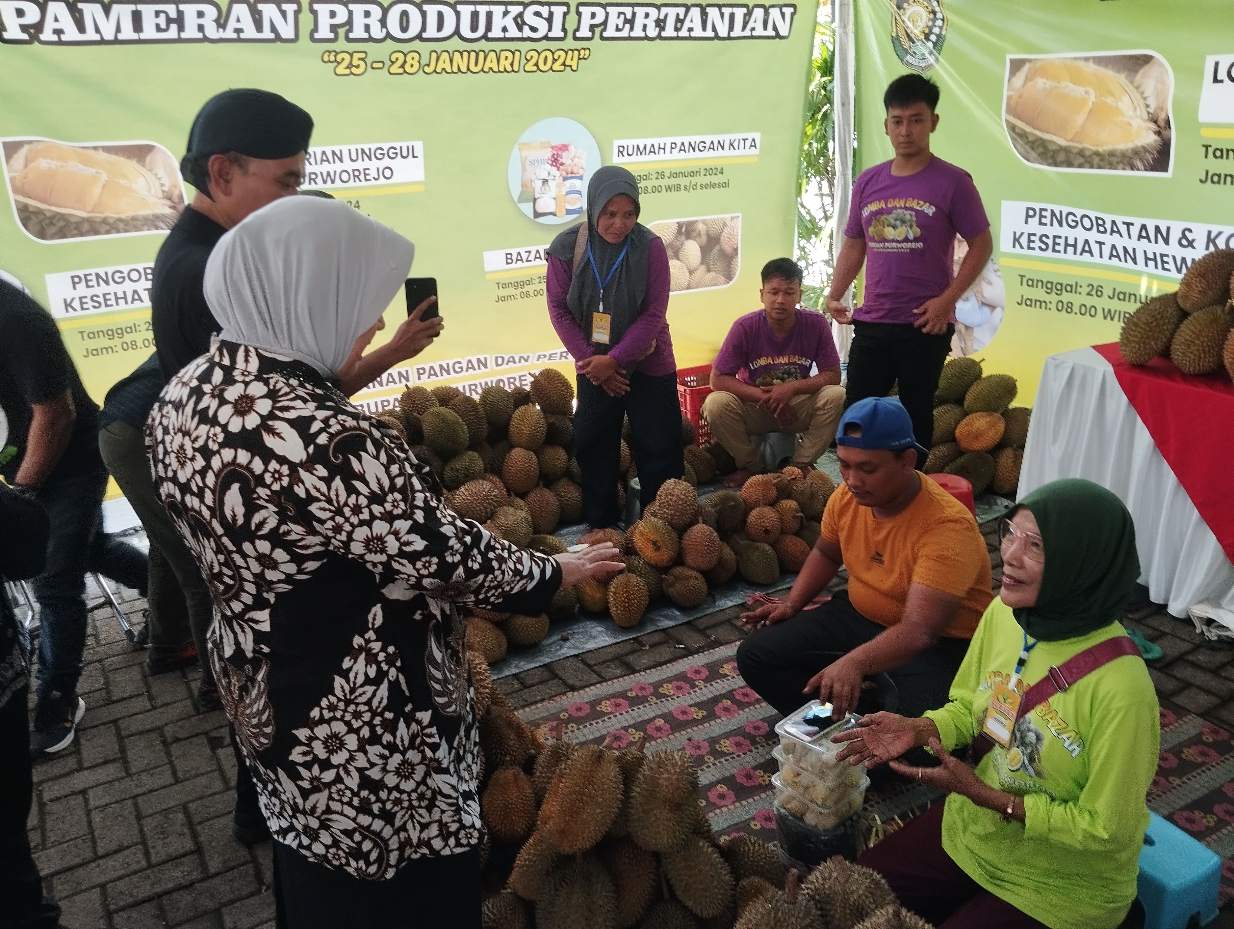 DIICIPI: Proses penilaian durian lokal dalam festival lomba durian unggul Kabupaten Purworejo di aula DKPP Purworejo pada Kamis (25/1). Juara satu akan diusulkan untuk di