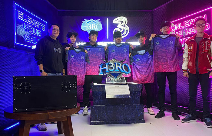 KOMITMEN: District Operation Head Central & West Java Indosat Ooredoo Hutchison Robby Hikmat Permana bersama para pemenang H3RO Rookie Tournament dan Coach dari Bigetron,