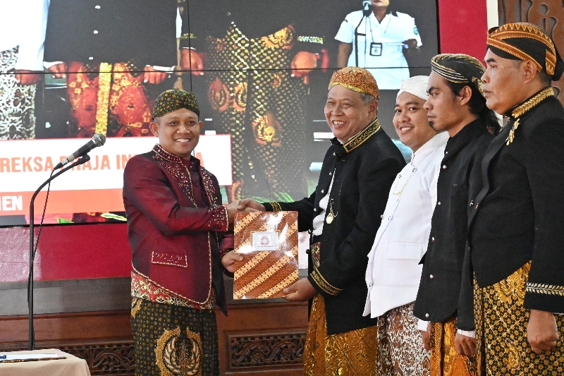 ORGANISASI KADES: Bupati Kebumen Arif Sugiyanto mengukuhkan pengurus paguyuban kepala desa Reksa Praja untuk periode 2024-2029.