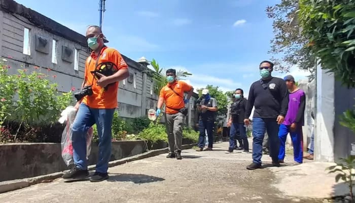 Tim Densus 88 Antiteror membawa barang bukti saat penggeledahan di rumah kontrakan terduga teroris TA, Desa Nangsri, Kebakkramat, Karanganyar, Kamis (24/1).